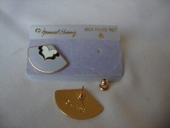 VINTAGE SAMUEL HUANG SIGNED DESIGNER CLOISONNE FAN WHITE BLACK & GRAY EARRINGS