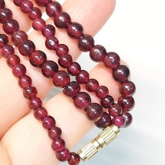 VTG Natural Garnet Graduated Hand Cut Bead Necklace 18.1″ Gold Tone Clasp 25.15g