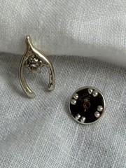 vintage silver tone lucky equestrian horseshoe and faux pearl pin with pin back