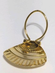 Vintage Gold Tone Thin Metal Shell Shape Scarf Clip 1 1/2″. Retro Style. Hinged.