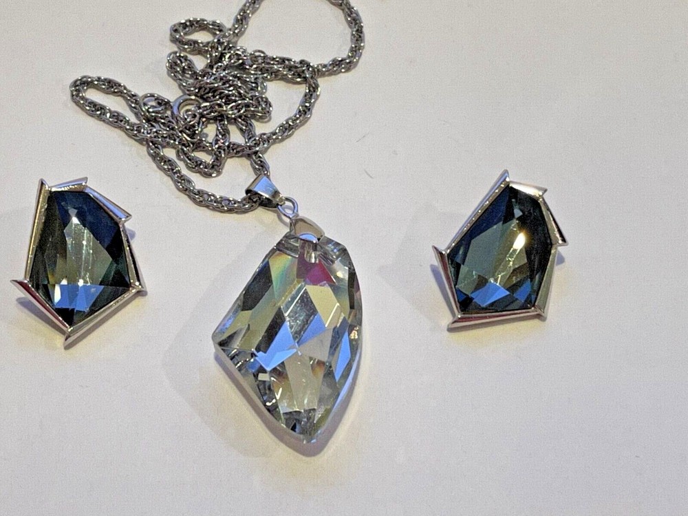 Gorgeous 18KT Gold Plated Necklace with Matching Earrings SPARKLY