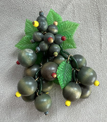 VINTAGE 1940’s MIRIAM HASKELL WOOD BLUEBERRY BROOCH / GREEN CELLULOID LEAVES