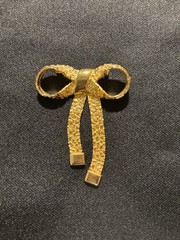 Elegant Vintage 1980’s Gold Tone Textured Articulated Bow Brooch