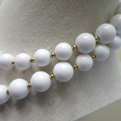 VTG Japan White & Gold Tone Beaded Necklace 30″ Fluoresces Beautiful Graduated