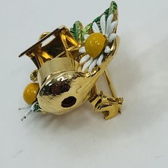 Wishing Well Brooch Enamel Flower Daisy Articulated Bucket Vintage Pin