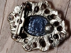 unbranded goldtone metal oval brooch pin