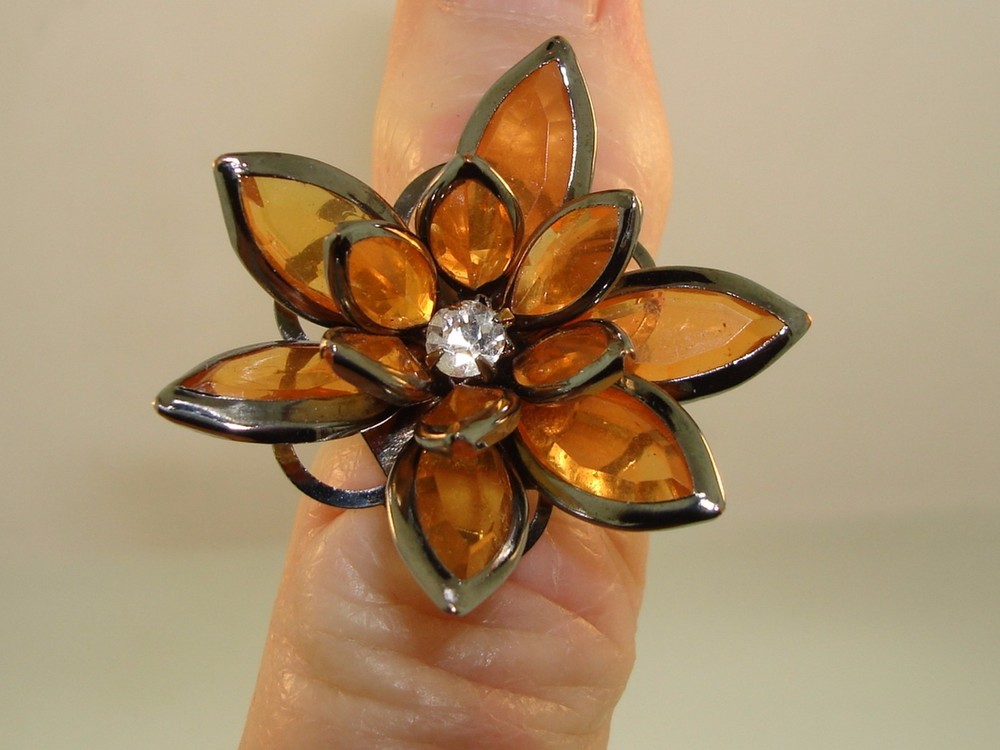 VINTAGE 1970-80’S ADJUSTABLE MOLDED PLASTIC FLOWER W/RHINESTONE RING! COOL PC.