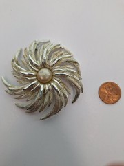 Vintage 1969 Sarah Coventry Silver y Sunburst Faux Pearl Pinwheel Brooch Signed
