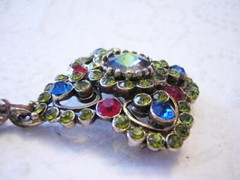 1950’s EDLEE Fab RIVOLI, Olivine, Egyptian Blue & RED Rhinestones Dangling PIN
