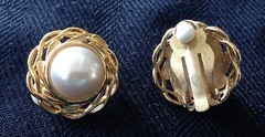 Vintage mid-century 1950s 1960s simulated pearl gold tone button clip earrings