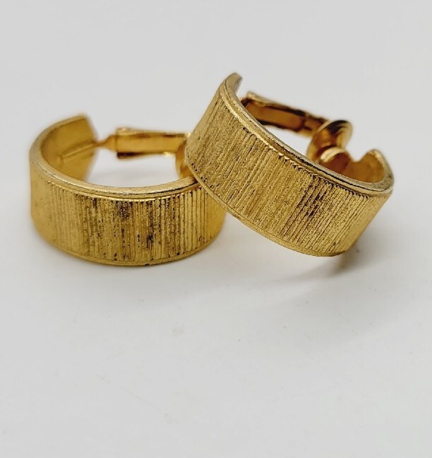 Sarah Coventry HOOP Clip On Earrings .75 in Textured Vintage