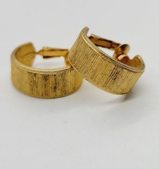 Sarah Coventry HOOP Clip On Earrings .75 in Textured Vintage