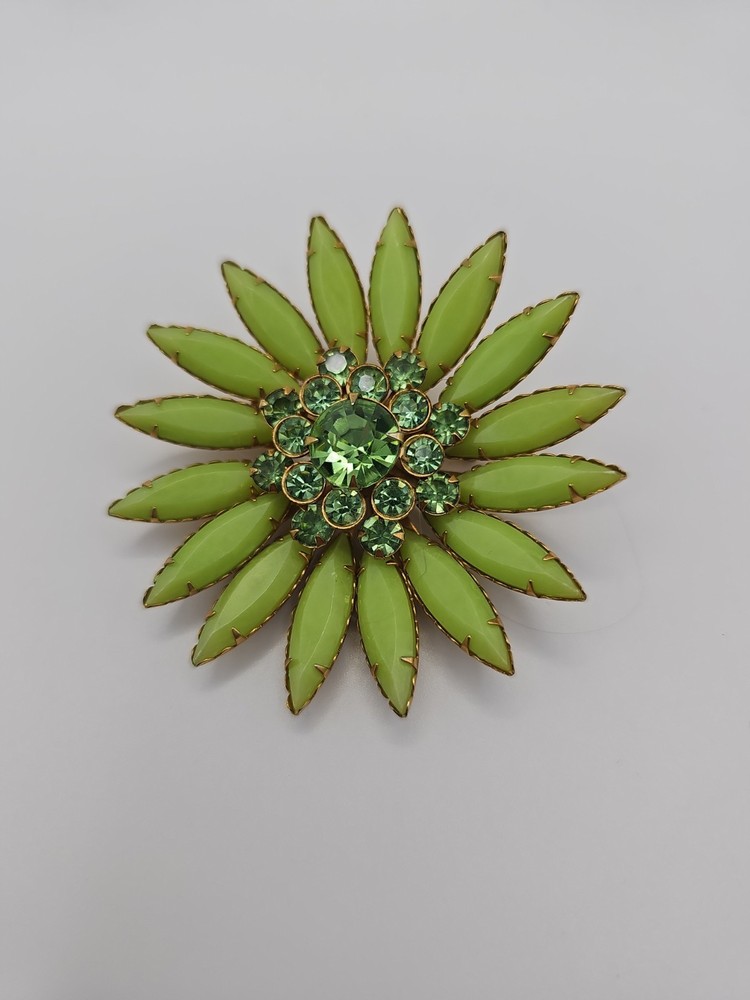 Vintage Green Glass/Rhinestone Faceted Acrylic Daisy Brooch Set Goldtone Metal