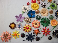 ViNTaGE 44 PiEcE MeTaL ENaMeL FLoWeR (33 PiN/10 ER/1 RiNg) LoT/CoLLecTiOn *READ*