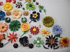 ViNTaGE 44 PiEcE MeTaL ENaMeL FLoWeR (33 PiN/10 ER/1 RiNg) LoT/CoLLecTiOn *READ*