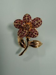 VTG Swarovski Pink Crystal & Gold Tone Flower Brooch Pin 1in x 1in