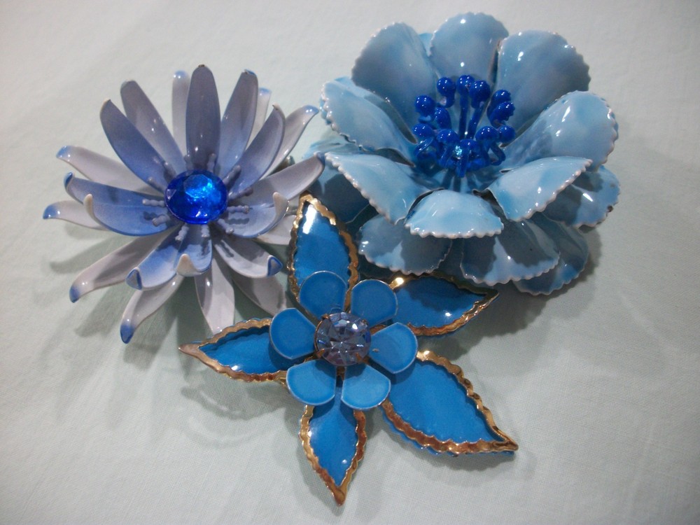 ViNTaGE 3 PiEcE MeTaL ENaMeL **BLUES/RHINESTONE** FLoWeR PiN CoLLeCTiOn / LoT