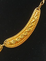AVON 1987 ROMAN RICHES bold goldtone raised scroll beads designs collar necklace