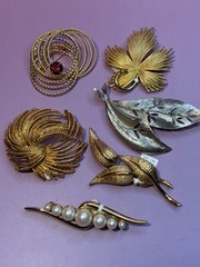 CLEARANCE 65+ Luxury Lot of Vintage and Used Brooches/pendants several Signed