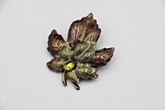 Small Wooden Jewelry box with 10 assorted vintage brooches