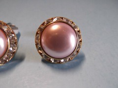 1 Pair Old Gold Tone Diamond Circle w/Pinkish Pearl Middle Clip On .75″in Wide