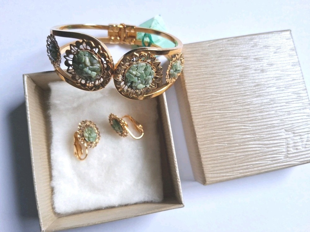 Vtg. JTV Jade Bracelet & Matched Earings. Gorgeous Gold Toned. Spring Clamshell.