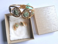 Vtg. JTV Jade Bracelet & Matched Earings. Gorgeous Gold Toned. Spring Clamshell.