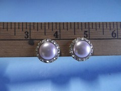 1 Pair Old Gold Tone Diamond Circle w/Pinkish Pearl Middle Clip On .75″in Wide