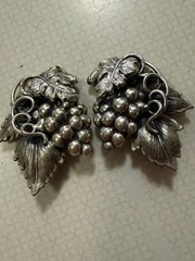 NAPIER SIGNED PARURE SILVER PLATE LEAVES & GRAPES BROOCH & CLIP EARRINGS