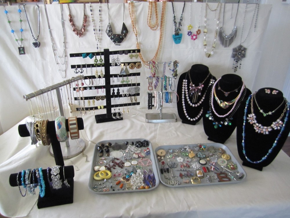8# Vintage-Now 217pc Costume Jewelry Necklace Earrings Pins Bracelets Lot (Bb17