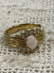 Vintage Gold Toned Oval Opal Stone & Accent Stones Ring Size 9.75