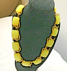 VINTAGE LUCITE – CORO Necklace – YELLOW – Collar length 16′” Gold-tone