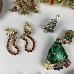 Vintage Christmas Brooch/Earring Lot. Christmas trees, Stockings, Presents.