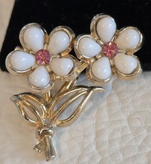 VINTAGE WHITE ACRYLIC DAISY FLOWER ON STEM w PINK CRYSTAL CENTER PIN-1.5″L☆#99