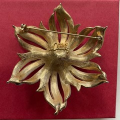 Celebrity NY Signed VTG White Flower Brooch Pin Gold Tone Textured Petals 1960s