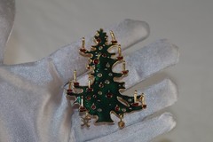 Vintage Signed MMA Metropolitan Museum Of Art Enamel Christmas Tree Brooch Pin