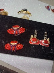 Vintage Red Hat – 7 Brooches And 2 Pairs Of Earrings