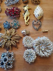 Huge Lot Of Vintage Booch/ Pins Trifari Lisner Roman Jj Avon Gerrys Rafaelian