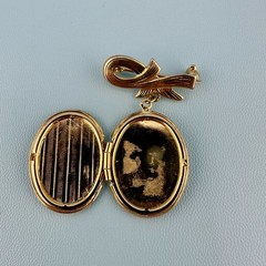 Vintage Photo Locket Brooch Pin Gold Tone Etched Stripe Dangle Bow Ribbon 1.75″