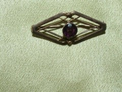 10kt Gold Brooch/pin with Garnet 1.5g weight 45 mm