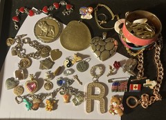 VINTAGE CHARM PENDANT LOT MIX MATERIAL ASSORTED SIZES PIECES Brooch Bracelet