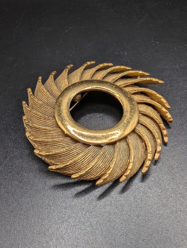 Vintage 1955 – 1968 HAR Textured Gold Tone Sunburst Brooch Pin 2 1/4″