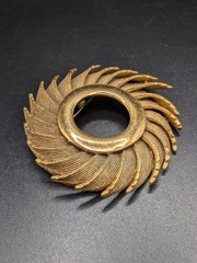 Vintage 1955 – 1968 HAR Textured Gold Tone Sunburst Brooch Pin 2 1/4″