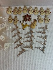 LOT OF 29 HOLIDAY PINS 12 GLITTER SNOWMEN, 14 SILVER TONE REINDEER & 3 ENAMEL