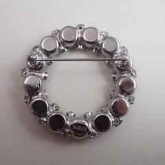 Vtg Weiss Clear & Smoky Gray Rhinestone Silver Plated Circle Round Wreath Pin