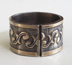 Vintage Scroll Stamped Brass 3/8″ Wide Gold Tone Band Ring Size 3.25 Adjustable