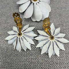 Vintage Flower Brooch Earrings Set Enamel Acrylic Brown White Clip Ons