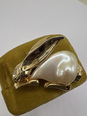 Marvella Signed Vintage Gold Tone Bunny Rabbit Brooch Pin Faux Pearl Belly