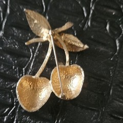 Sarah Coventry Apple Brooch Brushed Gold Tone Double Fruit Stem & Leaves 2.25″