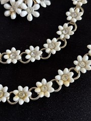 Vtg White Daisy Necklace Bracelet Brooch Earrings Parure Set Gold Toned Gift Box